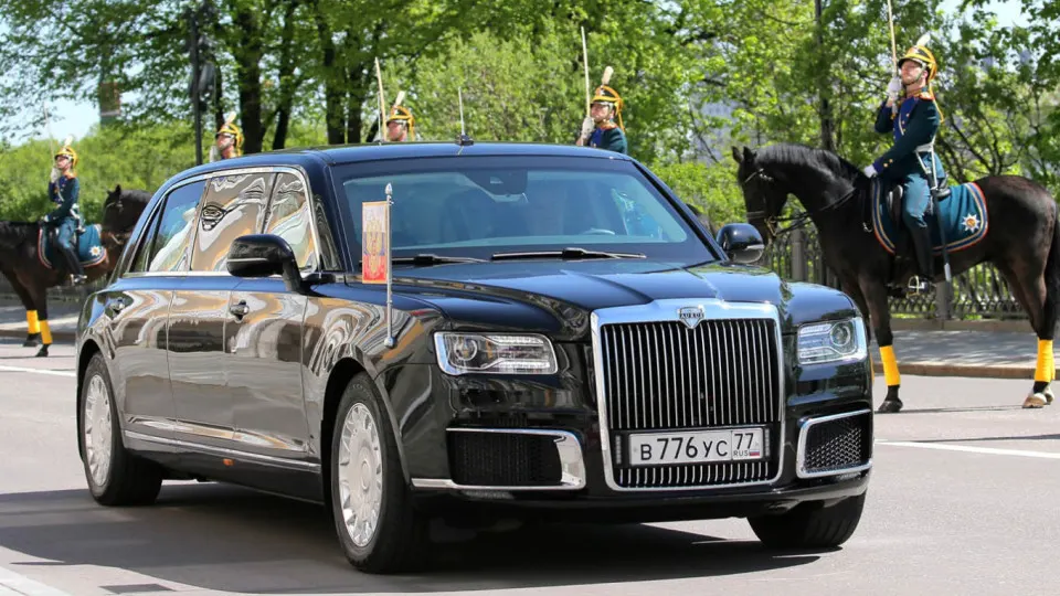 Производство люксовых автомобилей Aurus в Елабуге признали нерентабельным. Завод планируют закрыть, часть сотрудников предложили перевести в Петербург для выпуска новой модели, а в Москве продолжат сборку автомобилей по госзаказам.