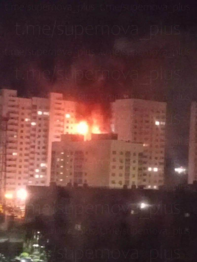 В утренней сводке отмечается, что ночь в Орловской области выдалась неспокойной: над регионом уничтожены четыре беспилотника. Пострадавших нет, на местах работают МЧС и правоохранительные органы. Очевидцы сообщают о пожаре в жилом комплексе на улице Раздольная.