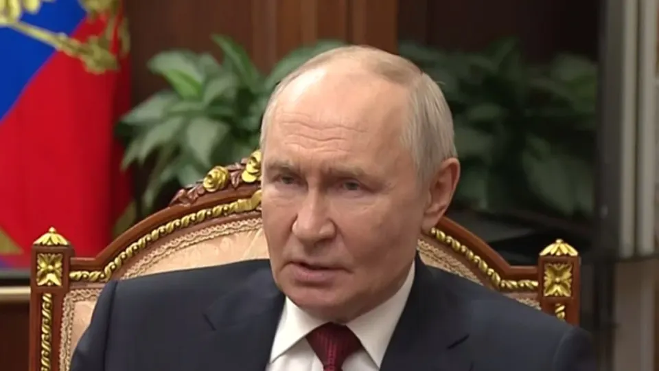 Президент заявил, что Украина предложила взаимно прекратить дальнобойные удары и ограничить боевые действия Херсонской и Запорожской областями, а также «ДНР» и «ЛНР». По его словам, такое соглашение позволило бы ВСУ передислоцировать силы, но Россия не будет спасать киевский режим.
