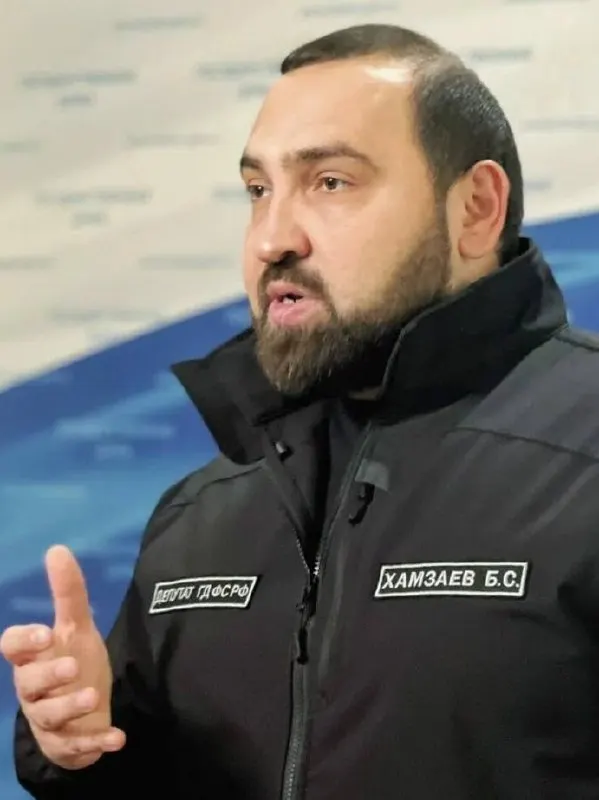 В VIP-зале аэропорта депутат Станислав Наумов заявил, что коллега Бийсултан Хамзаев оскорбил его и замахнулся; Наумов намерен обратиться в комиссию по депутатской этике.