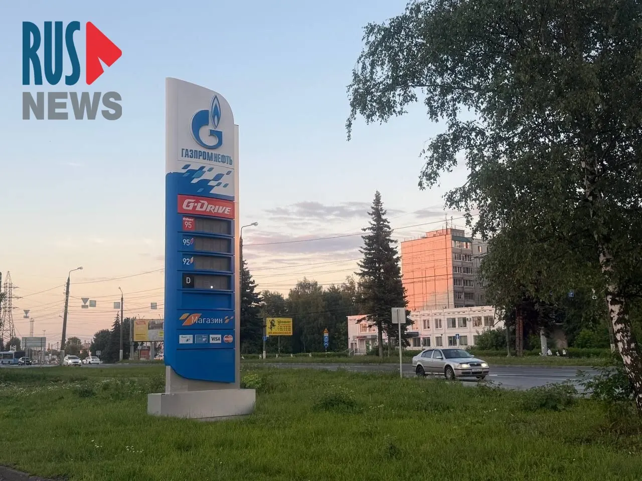 Во многих населённых пунктах Тверской области бензин и дизель в дефиците: АЗС закрываются или работают с перебоями, появляются длинные очереди, отменяют автобусы, а из-за нехватки топлива возникают проблемы с генераторами и покосом газонов.