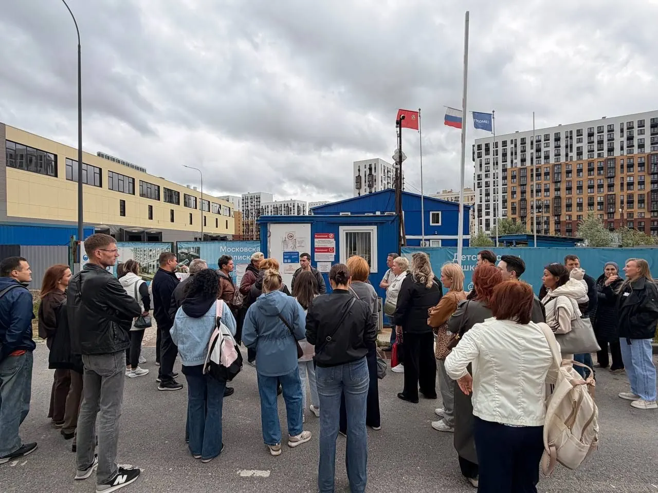 Жильцы корпуса «Остафьево» в Щербинке требуют у застройщика объяснений и ключей от квартир: компания обещает сдачу в сентябре 2026 года, тогда как дом должен был быть сдан в декабре 2023-го. Из 940 квартир ключи получили лишь 52.
