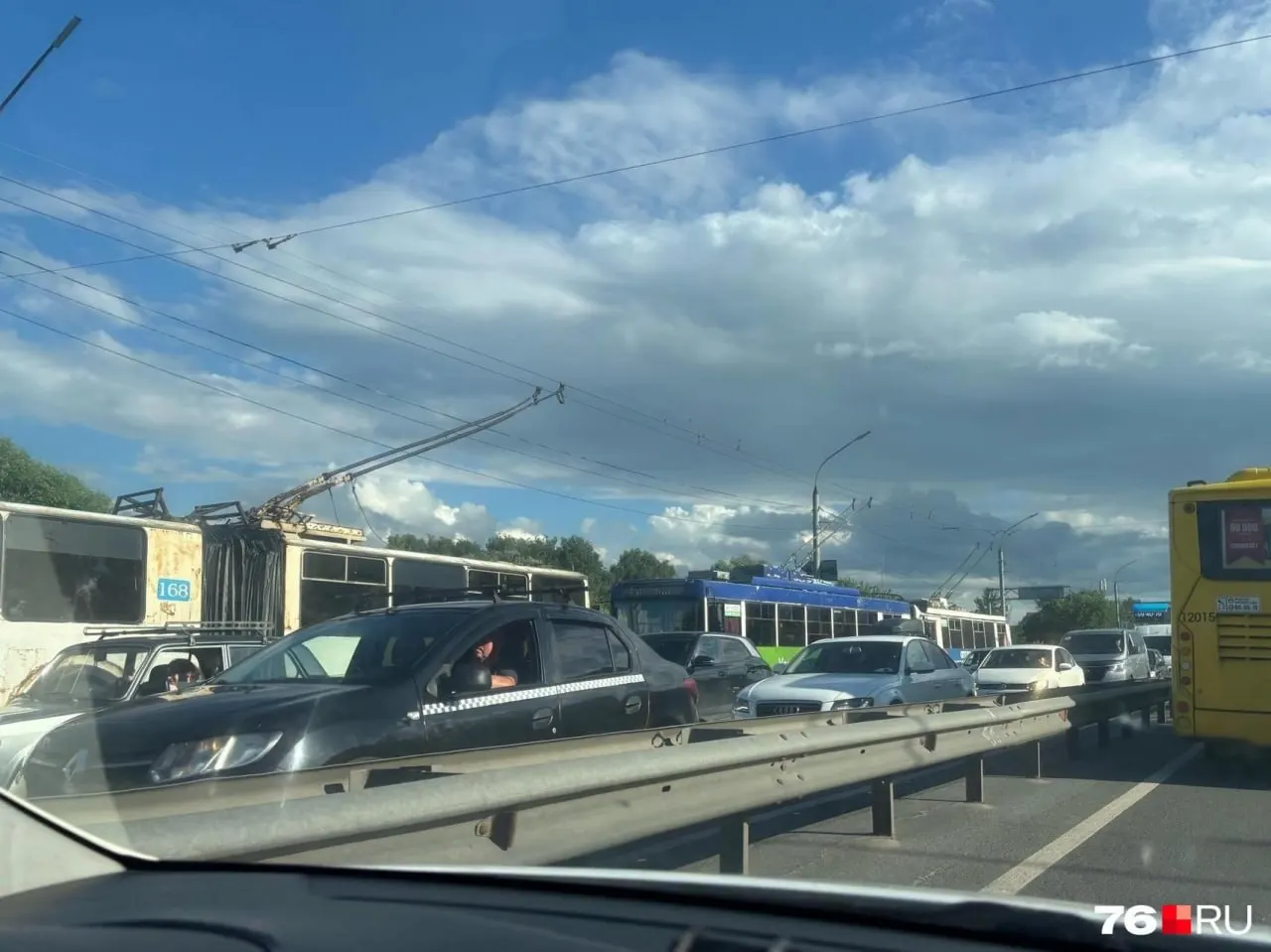 Движение троллейбусов на Московском парализовано после столкновения легкового автомобиля и электробуса под мостом через Которосль; водителям советуют объезжать место аварии.