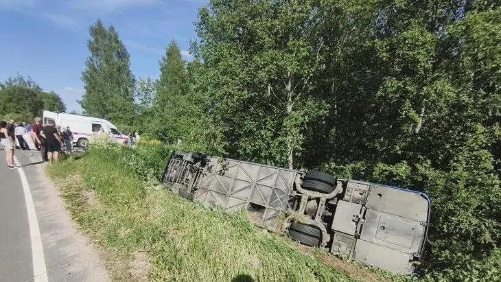 В Угличском районе экскурсионный автобус съехал с трассы и опрокинулся. Пострадали 12 человек, в том числе двое детей; травмы оцениваются как лёгкие и средней тяжести. По данным властей, пострадавшие не были пристёгнуты.