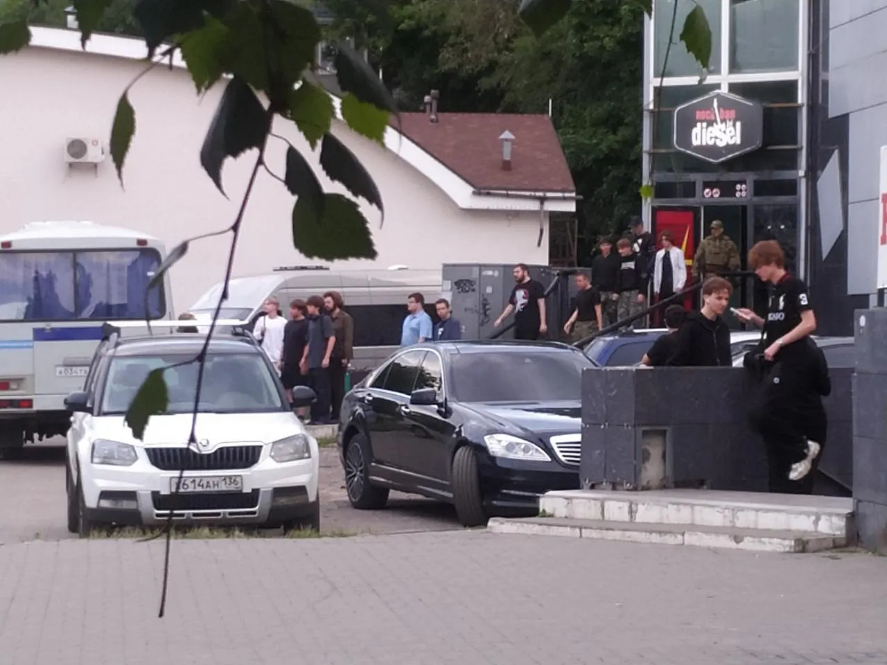 Полиция ворвалась на площадку литературного мероприятия: около 40 человек доставлены в отдел №4. Задержания связывают с недавним судебным решением по делу одного из участников.