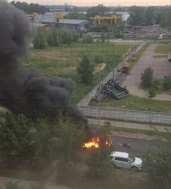 Утром в микрорайоне Авиаторов подмосковной Балашихи произошёл взрыв, когда мужчина садился в машину. Его вытащили из горящего авто, но позже он скончался; также пострадал проезжавший мимо автомобиль.