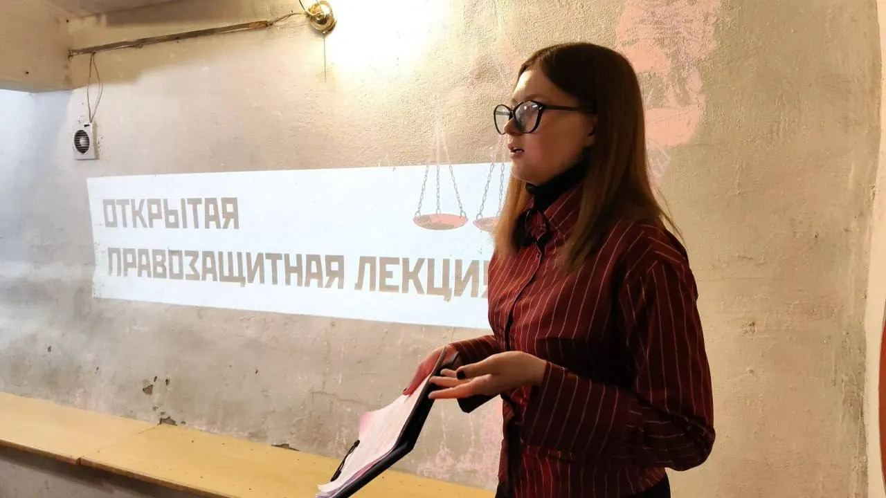 В Москве задержали троих активистов и доставили в ОВД «Сокольники». В Воронеже к полудню отпустили всех задержанных, кроме одного — ему предъявлено обвинение по статье 20.3 КоАП РФ.