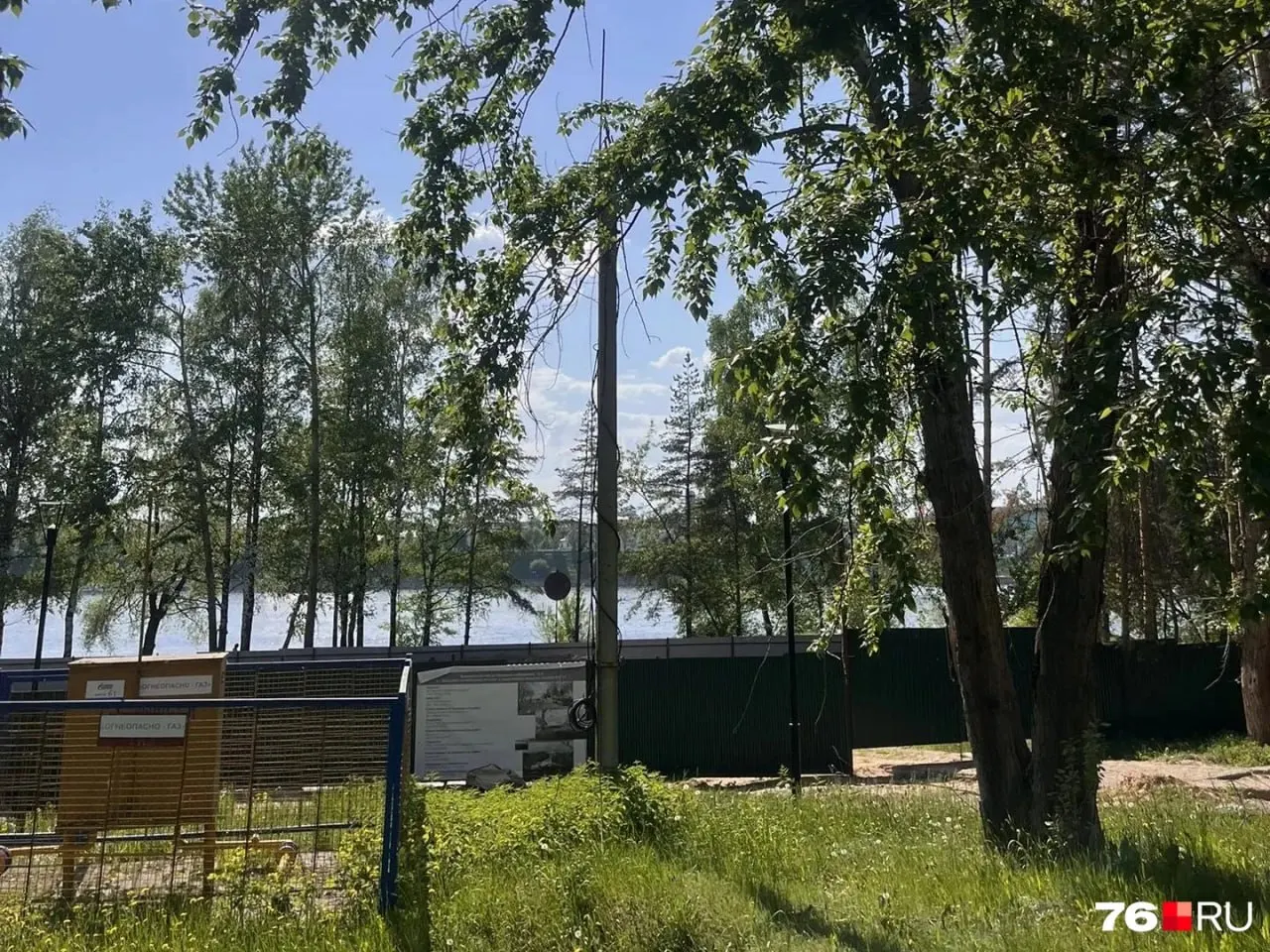 На берегу Волги огорожен участок, где планируют возвести ресторанный комплекс. Работы ведёт ярославский предприниматель, но строительство приостановлено из‑за проблем с разрешениями и спорных вопросов права собственности.