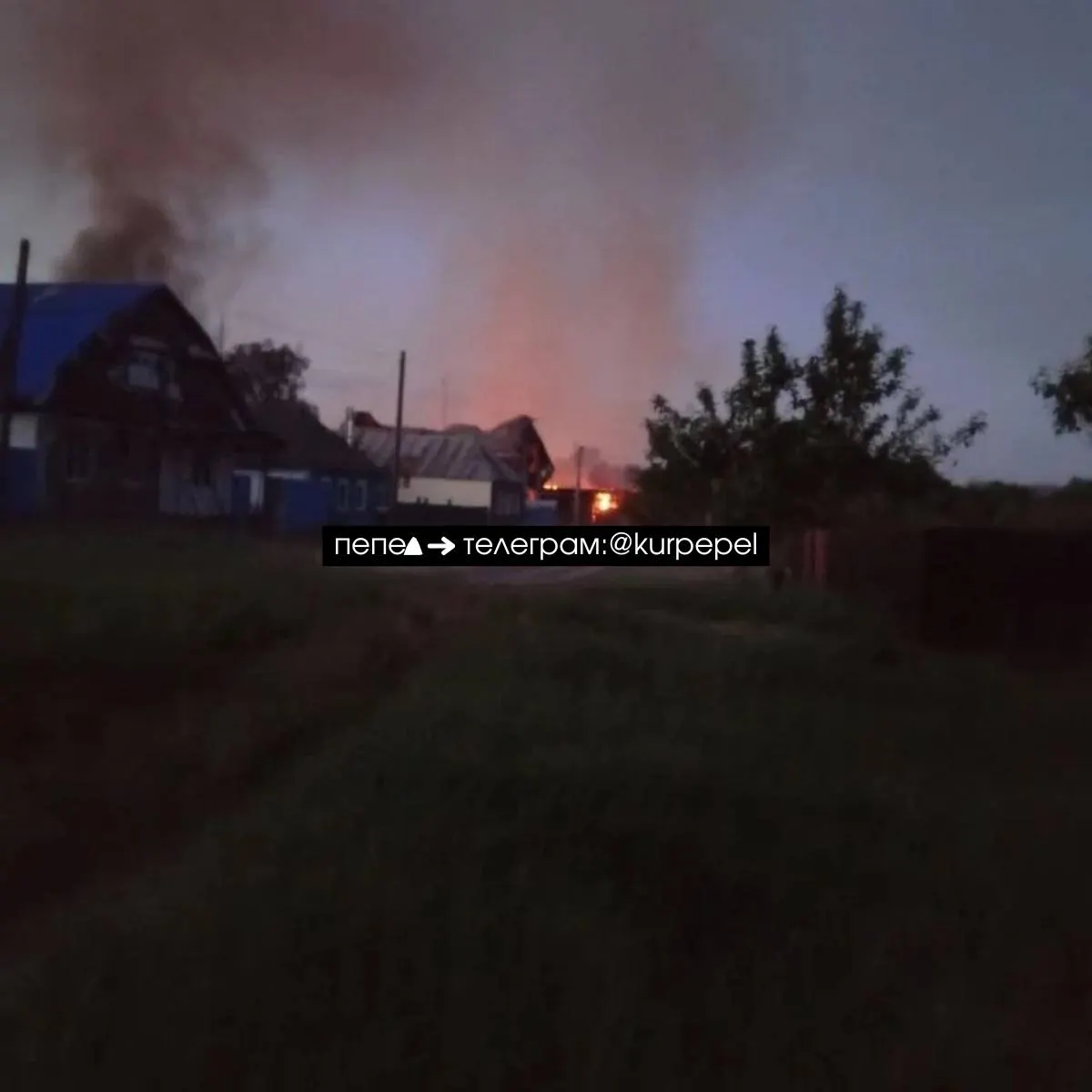 В результате атаки беспилотников в частном секторе начался пожар; на кадрах слышны взрывы, возможна детонация боеприпасов. Информация уточняется.