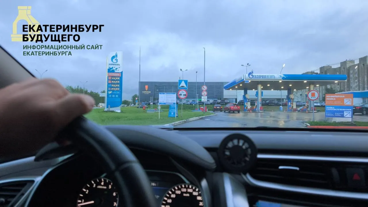 Средние цены на АИ‑92, АИ‑95 и дизель выросли, жители сообщают о перебоях с поставками и очередях на АЗС. Власти обещают меры по стабилизации рынка, а эксперты предупреждают о рисках административного сдерживания цен.