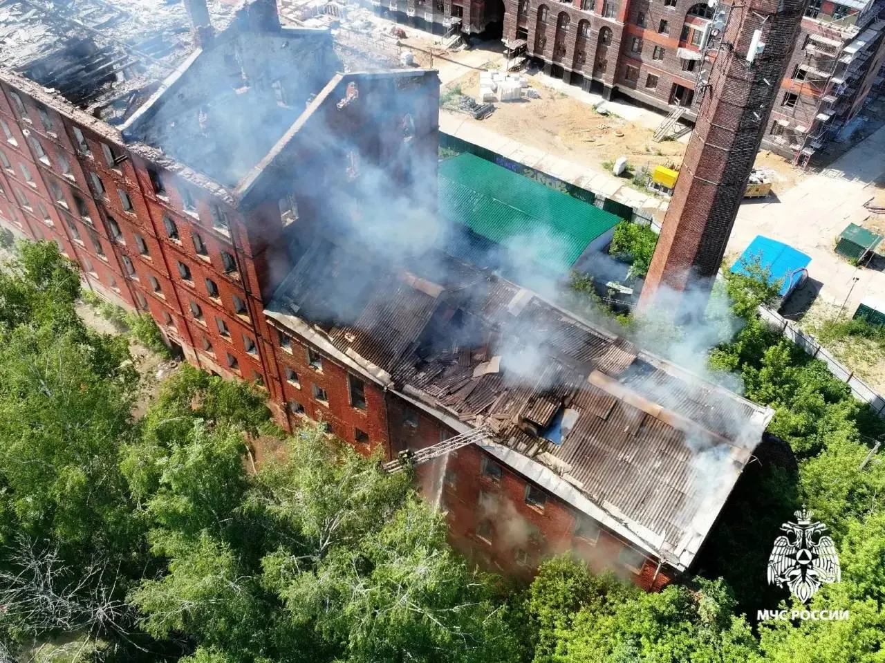 Пожар уничтожил около 100 м² кровли и повредил помещения на 400 м². К ликвидации привлекли 31 спасателя и восемь спецмашин; пострадавших нет.