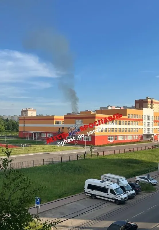 В соцсетях сообщают о пожаре в заброшенном здании рядом со школой №92 на Пашуковской: очевидцы видят высокий столб чёрного дыма.