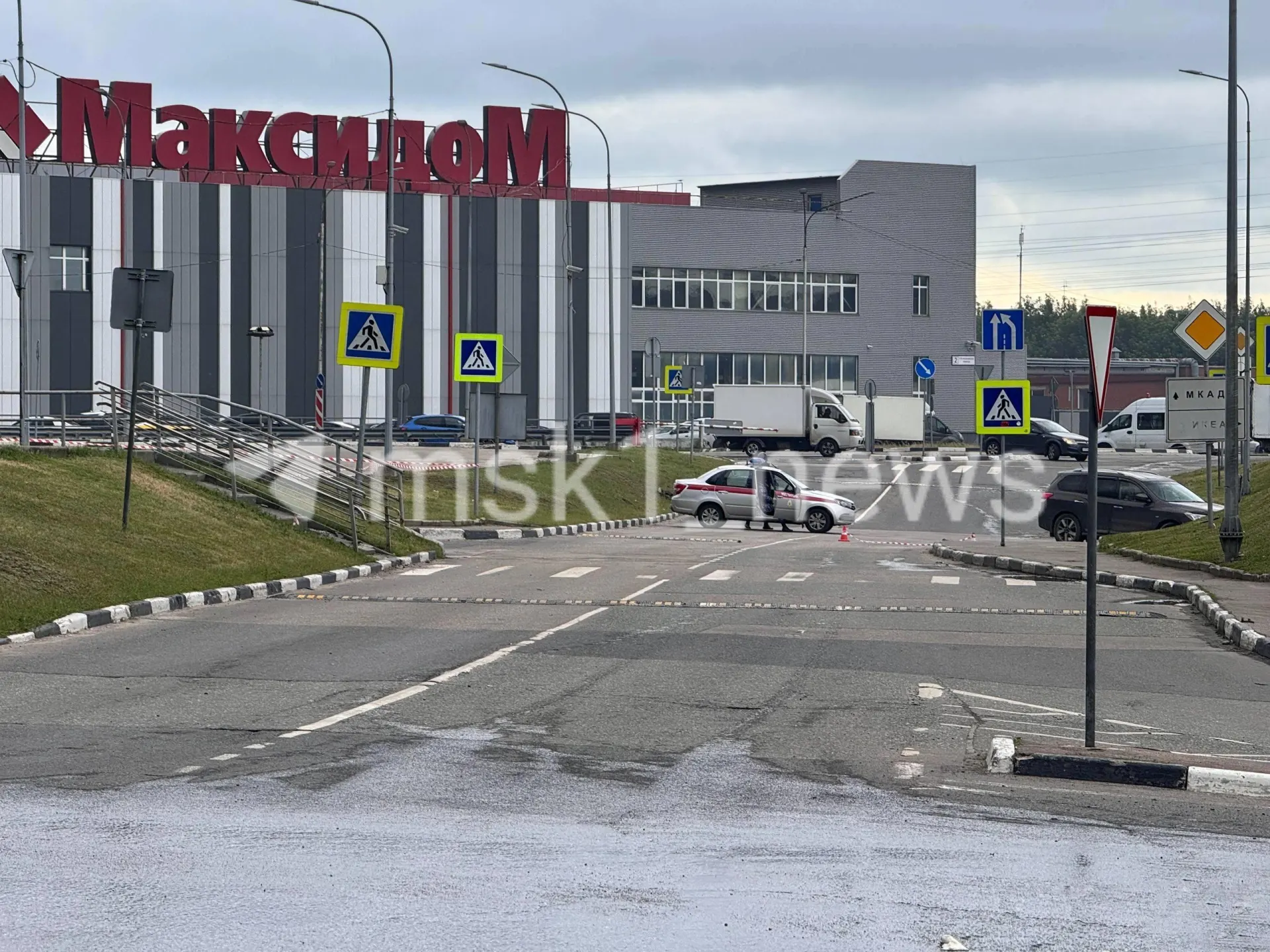 Из‑за перекрытий у торгового центра на Новоегорьевском шоссе образовалась серьёзная пробка. Съезд в сторону «Садовода» закрыт, движение регулируют дорожные службы.