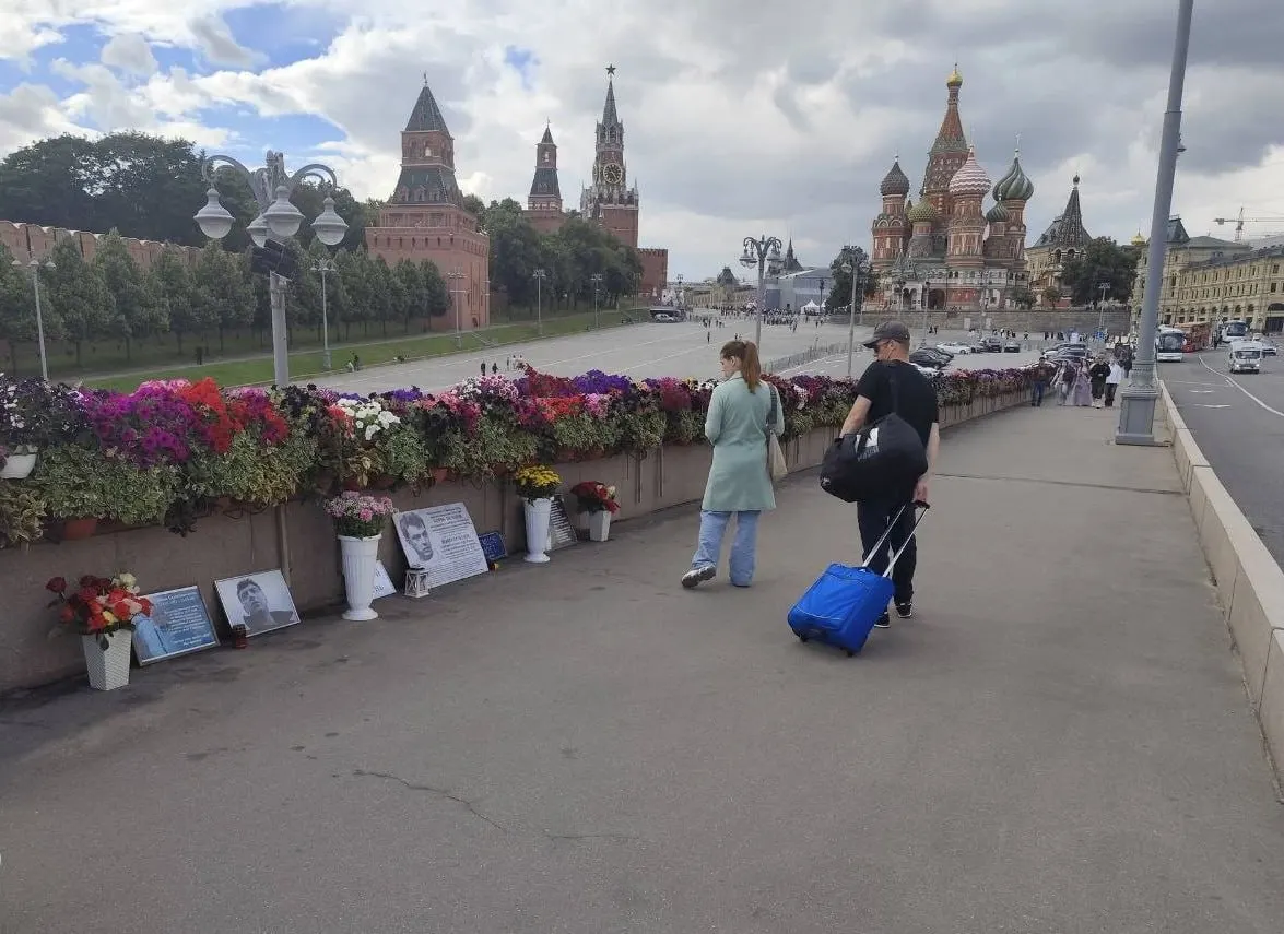 Двух добровольных дежурных мемориала на Немцовом мосту задержали и доставили в ОВД «Китай‑город». Полицейские не пояснили причины.