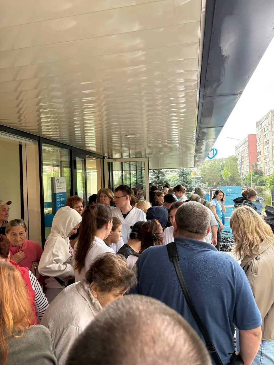 Пациентов и сотрудников вывели из здания поликлиники в районе Новокосино на Салтыковской улице. Причины эвакуации уточняются.