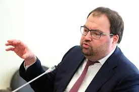 На ПМЭФ‑2026 глава Минцифры сообщил, что внедрение механизмов возрастной идентификации на онлайн‑платформах станет ближайшей задачей ведомства; рассматривается, в том числе, опыт игровой платформы Roblox.