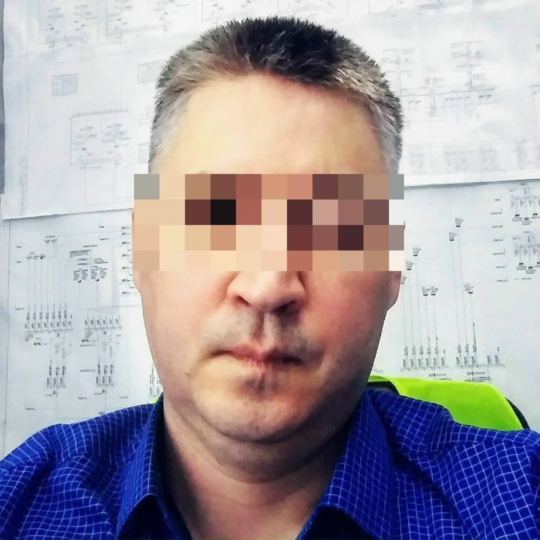 Мужчина перегородил женщине дорогу, бросил предмет в салон и разбил стекло со стороны водителя; ему назначили административный штраф.