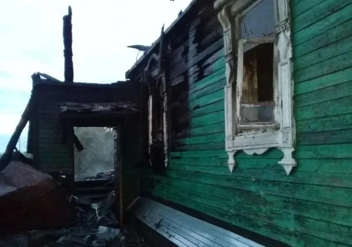 Через семь лет после пожара в поселке Суринский следователи задержали предполагаемого заказчика и исполнителя поджога; потерпевшая скончалась от отравления угарным газом.