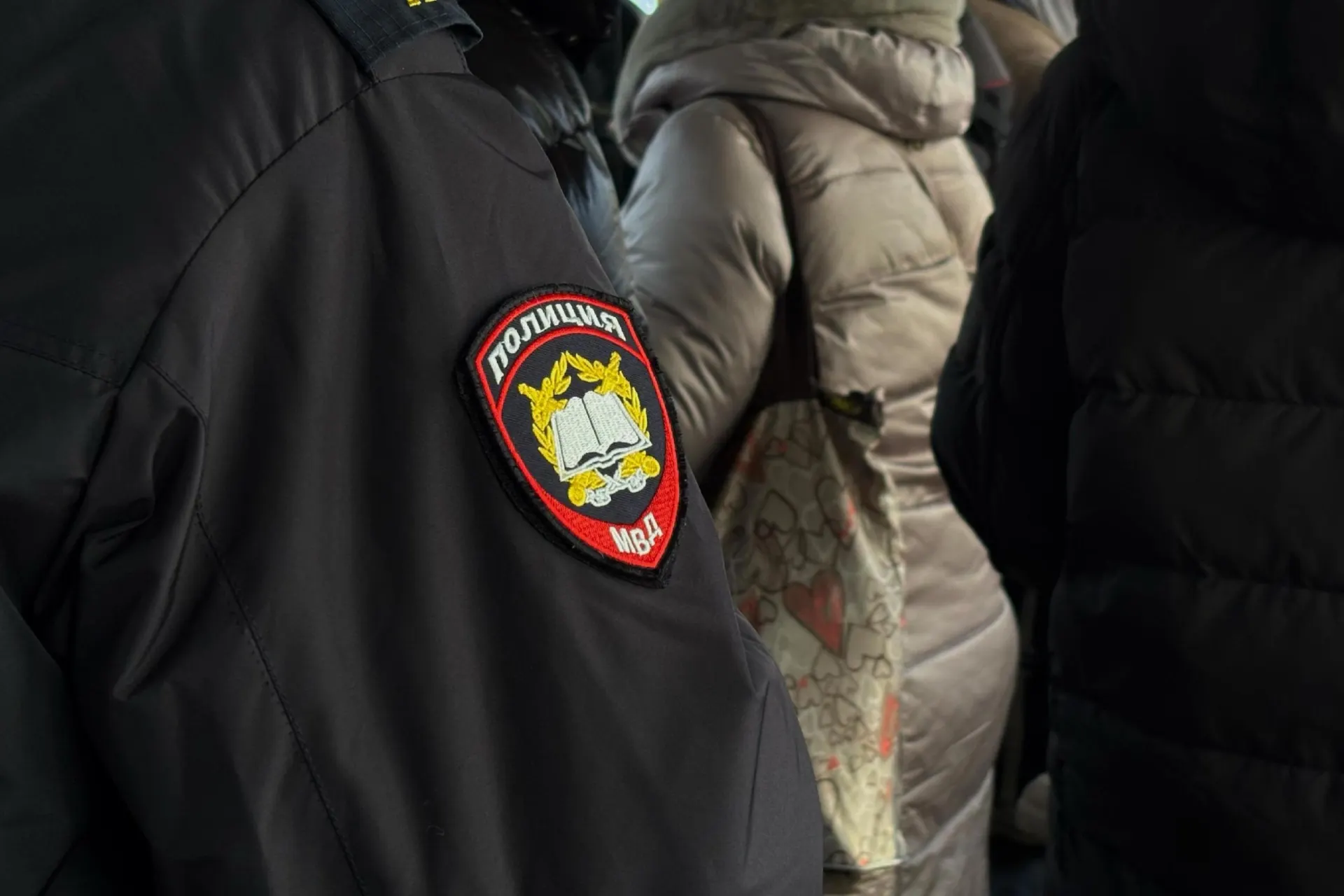 Рязанские полицейские задержали мужчину, которого ранее считали мёртвым: он около трёх десятилетий скрывался под чужой личиной и теперь обвиняется в преступлении 1990-х годов.
