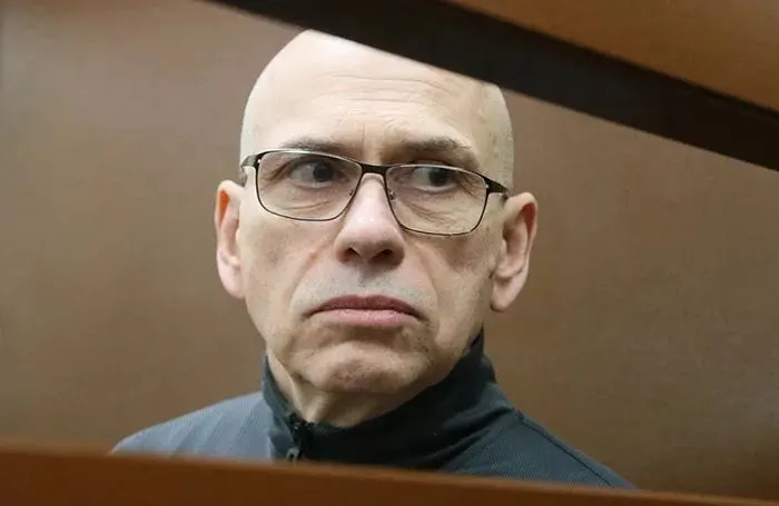 Бывший первый вице‑премьер Подмосковья Кузнецов вышел из колонии. Ранее ему приписывают выведение почти 14 млрд рублей за границу; в 2013 году его задержали на Лазурном берегу, а в 2019‑м приговорили к 14 годам.