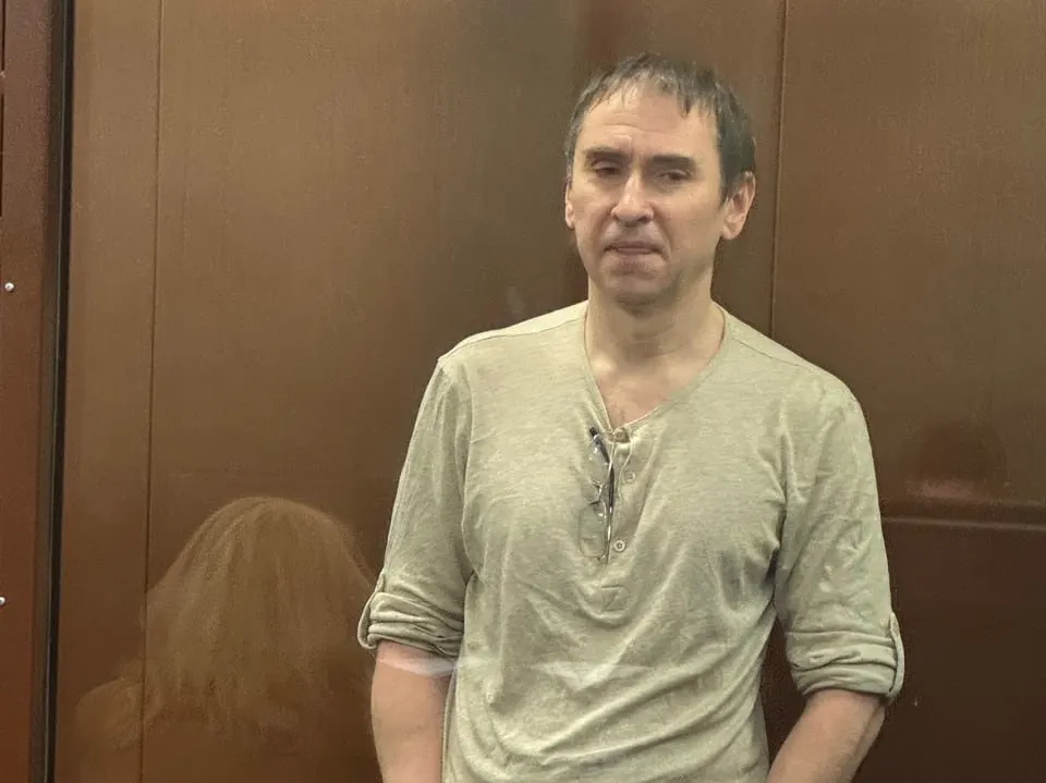 Суд удовлетворил ходатайство следствия: журналист, ранее находившийся в СИЗО, будет отпущен под домашний арест — следствие ссылалось на наличие иждивенцев и частичное признание вины.