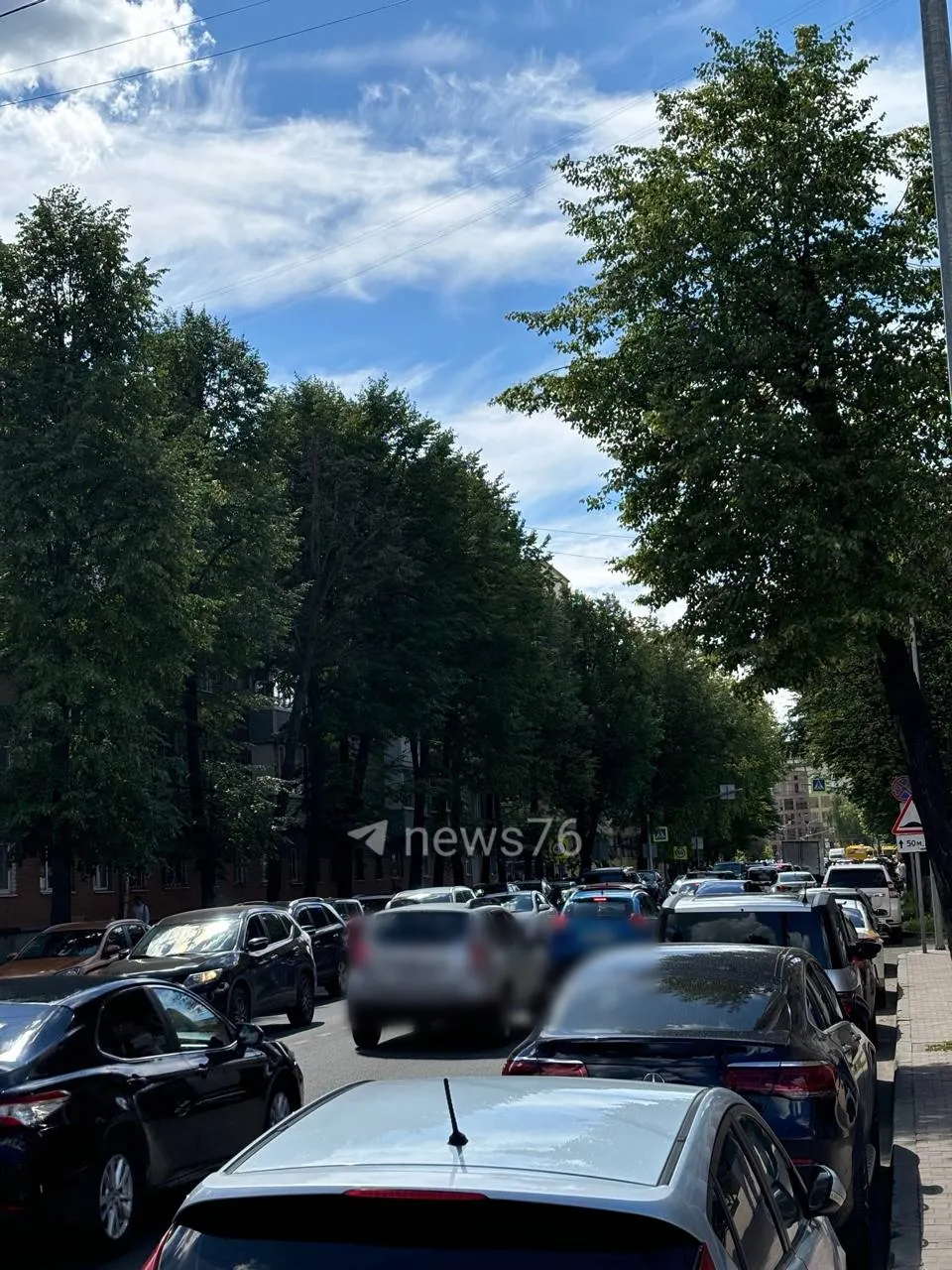 Автомобили остановились на участке от Советской улицы до проспекта Октября; сейчас затор немного сократился. Просим очевидцев поделиться информацией.