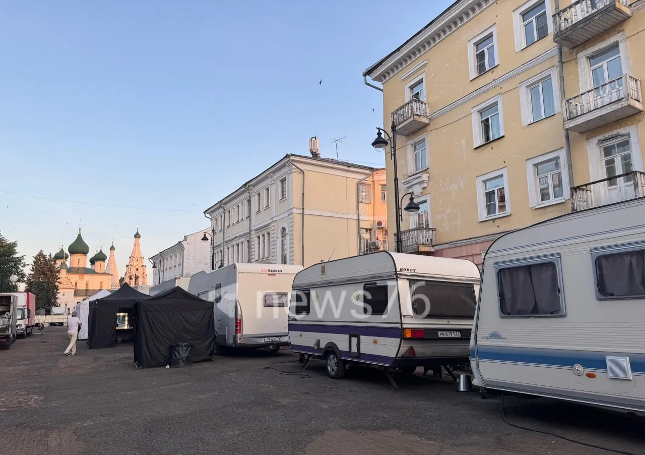 Вечером 13 июня центр Ярославля временно закрыли для прохожих — в городе шли съёмки нового полнометражного фильма с рабочим названием «Я побегу». На площади смонтировали декорации марафона; в проекте задействованы известные актёры.