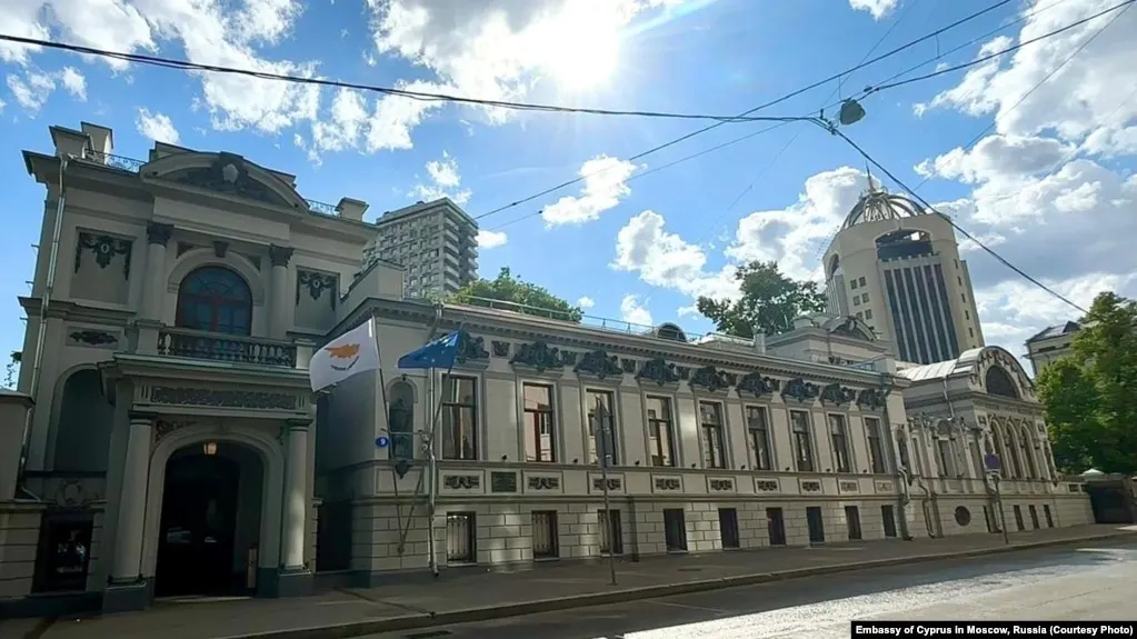 Посольство Кипра объявило о закрытии визовых центров в России: с 15 июня подавать документы на визу можно только лично в консульских учреждениях в Москве, Санкт-Петербурге, Екатеринбурге и Краснодаре.