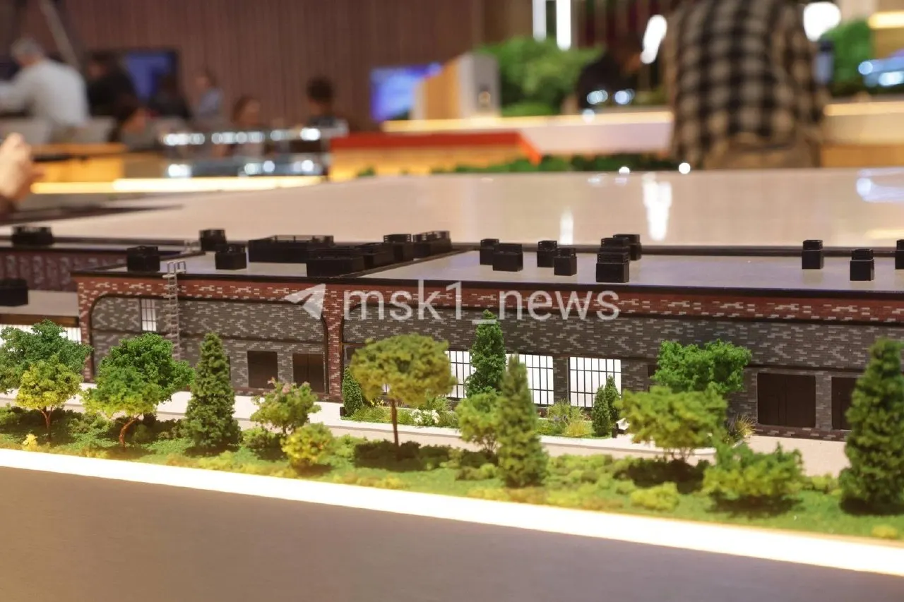 На Петербургском международном экономическом форуме представили макет строящегося электродепо в Красногорске — видно здание депо, ремонтный цех и служебные ветви к Рублёво‑Архангельской линии. Строительство планируют завершить к концу 2027 года.