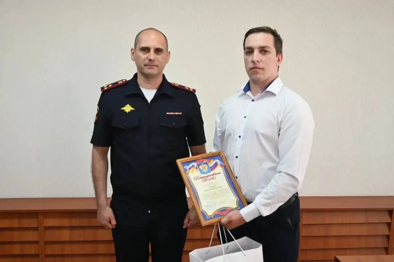 Водитель такси услышал телефонный разговор с мошенником, отвёз пенсионерку в полицию — передача 500 тысяч сорвана, за бдительность ему выразили благодарность от УМВД.