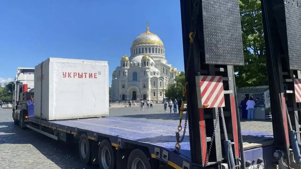 Власти Кронштадта начали устанавливать бетонные защитные сооружения у общественных пространств и остановок после серии ударов беспилотников по инфраструктуре. Жителям дали рекомендации по поведению при налётах.