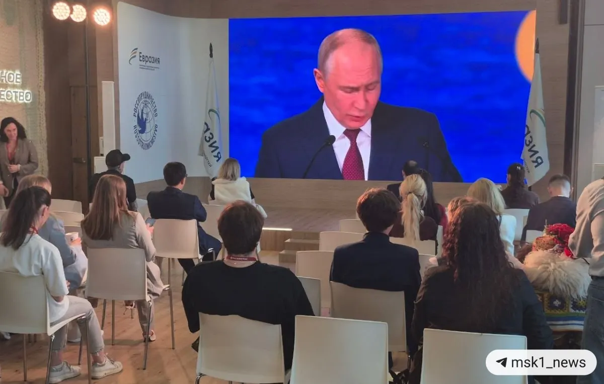 Краткое изложение главных мыслей президента о смещении центров экономического роста, роли БРИКС и G7, а также влиянии кражи резервов на мировую валютную систему.