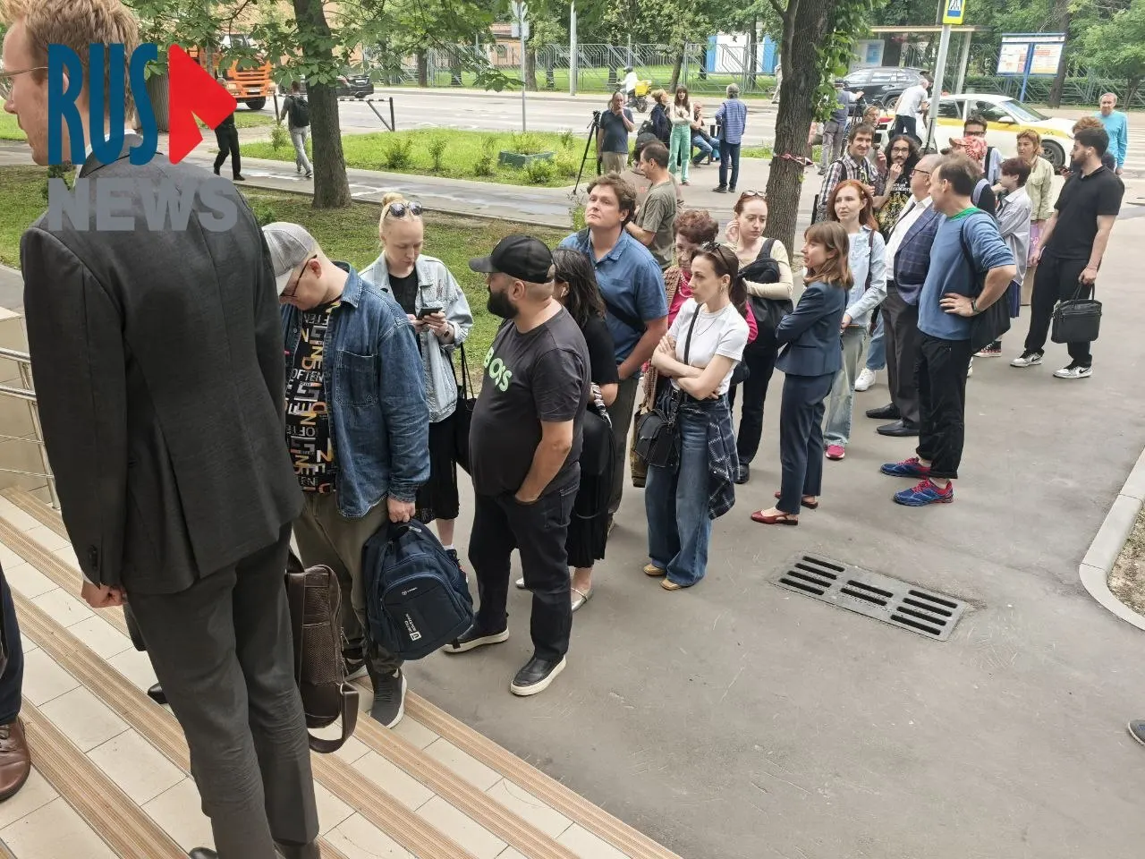 В суде проходит последнее заседание по делу экс-депутата и зампреда «Яблока» Максима Круглова. Поддержать его пришли около сотни человек; обвинение просит до 10 лет лишения свободы по статье о «публичном распространении фейков» о ВС РФ.
