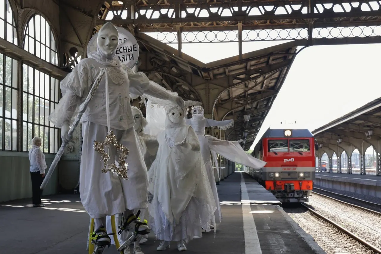Краткий обзор событий в Петербурге, России и мире: театральные активности на Витебском вокзале, смерть актрисы Аллы Черновой, признание геноцида армян и юбилей Мела Брукса.