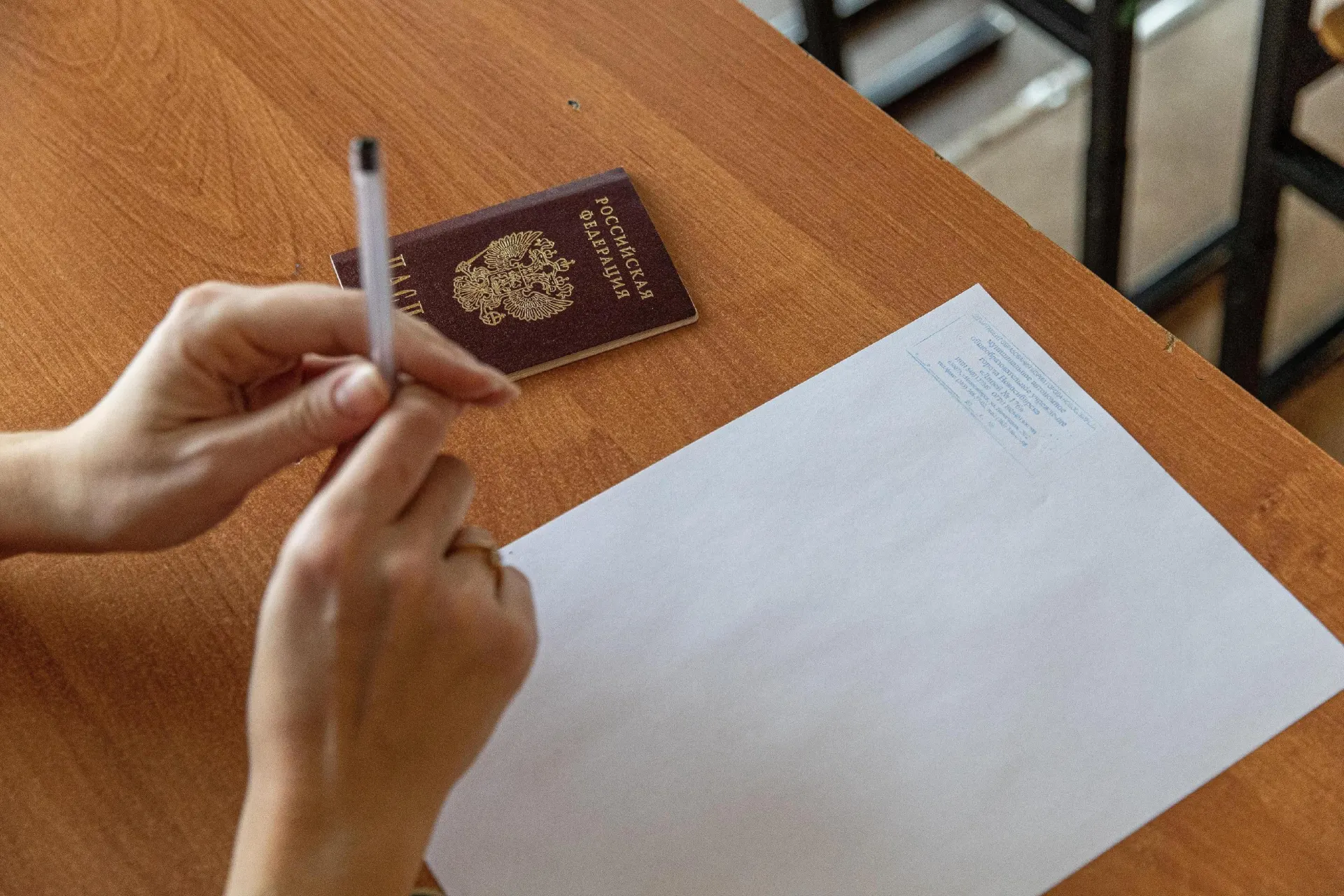 Губернатор поздравил выпускниц, которые получили максимальные баллы на экзамене.