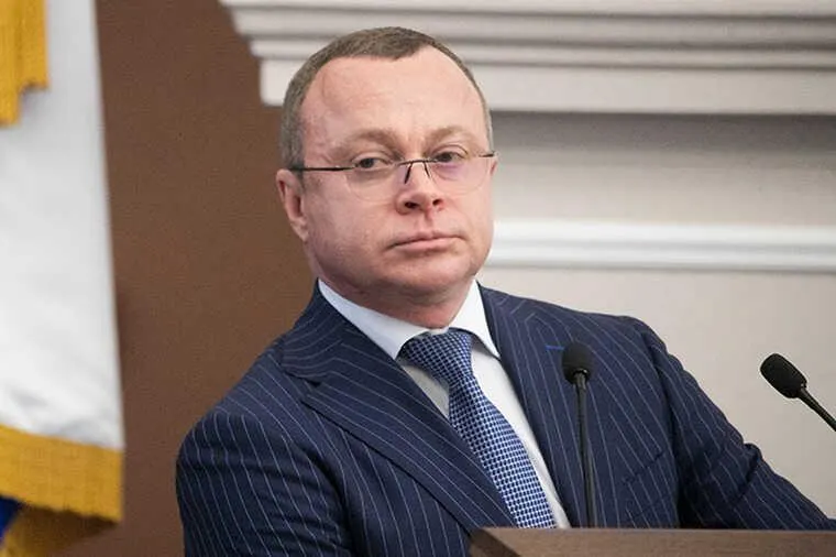 Губернатор Новосибирской области сообщил 8 июня, что первый заместитель Юрий Петухов уволен. Его обязанности перераспределят между другими руководителями; ранее появлялась информация о задержании Петухова в Москве.