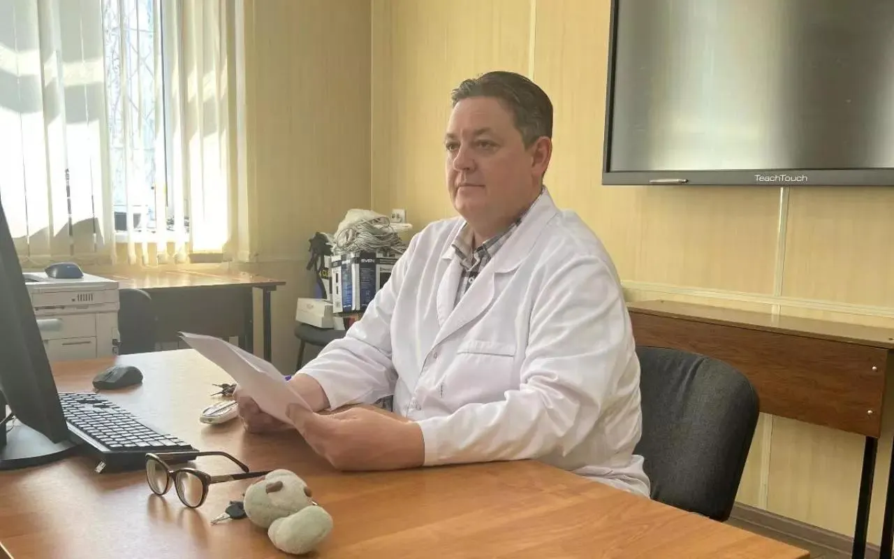 Экс‑проректор Воронежского медуниверситета, обвиняемый в получении взяток, заключил контракт с Минобороны и просит отправить его на «СВО»; уголовное дело приостановлено.