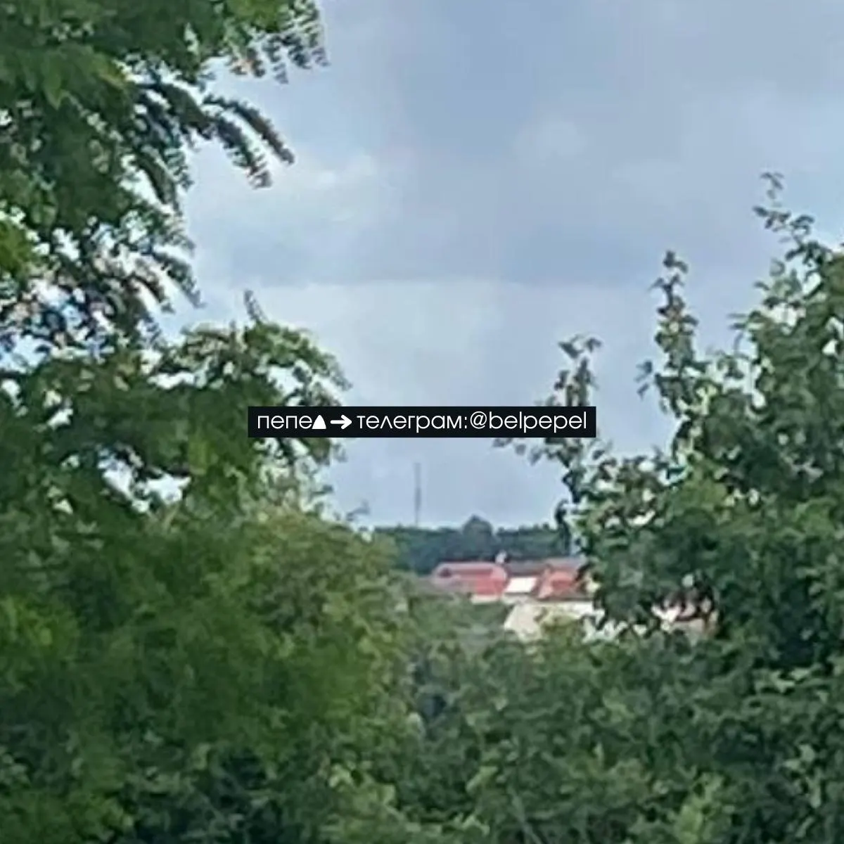 Дым появился в районе телевышки в селе Стрелецкое Белгородского округа; местные говорят о нескольких взрывах. Официальной информации пока нет.