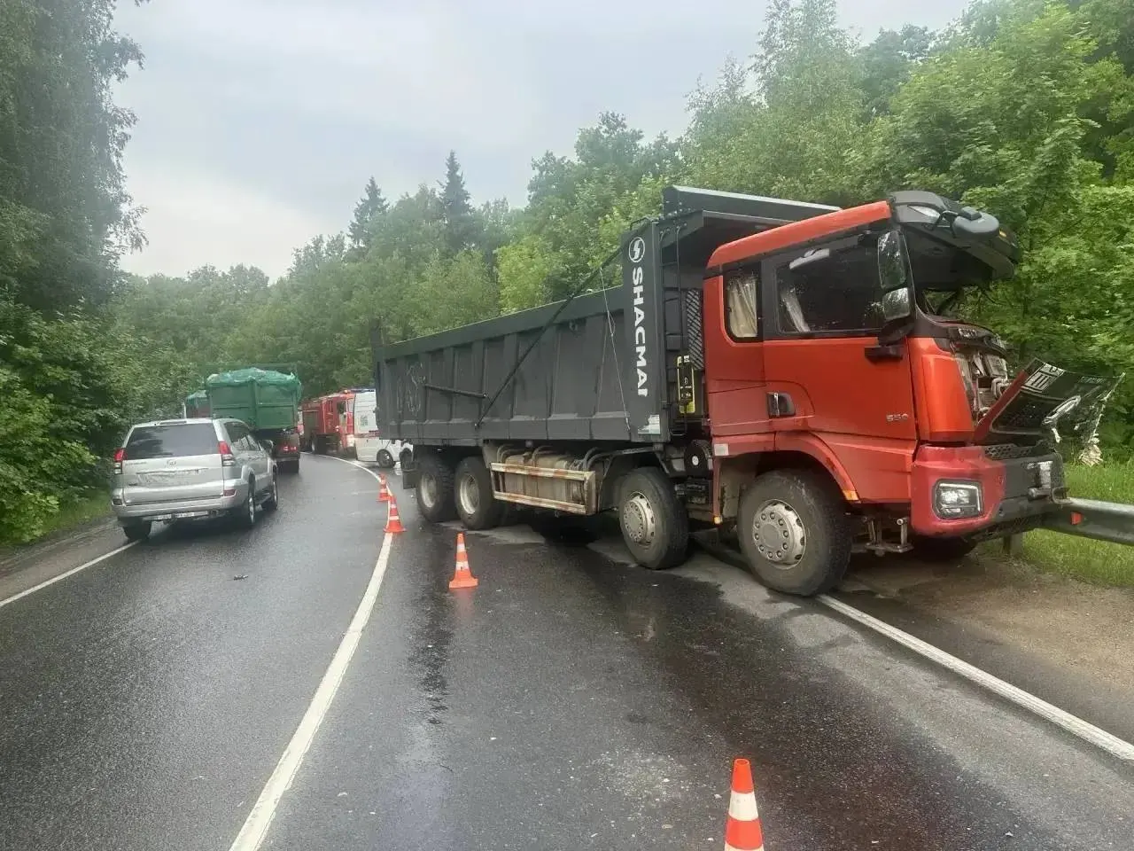 На Луцинском шоссе грузовик выехал на встречную полосу и врезался в маршрутку: по данным МВД, один человек погиб и 12 получили ранения.