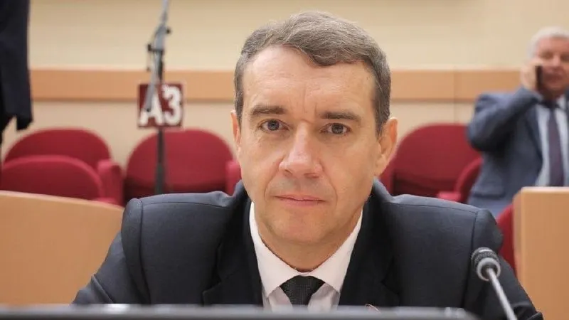 Его задержали у выхода из областной думы по обвинению в организации незаконного массового мероприятия 1 мая 2026 года. Ранее о похожих действиях силовиков сообщали в ряде других регионов перед выборами в Госдуму.