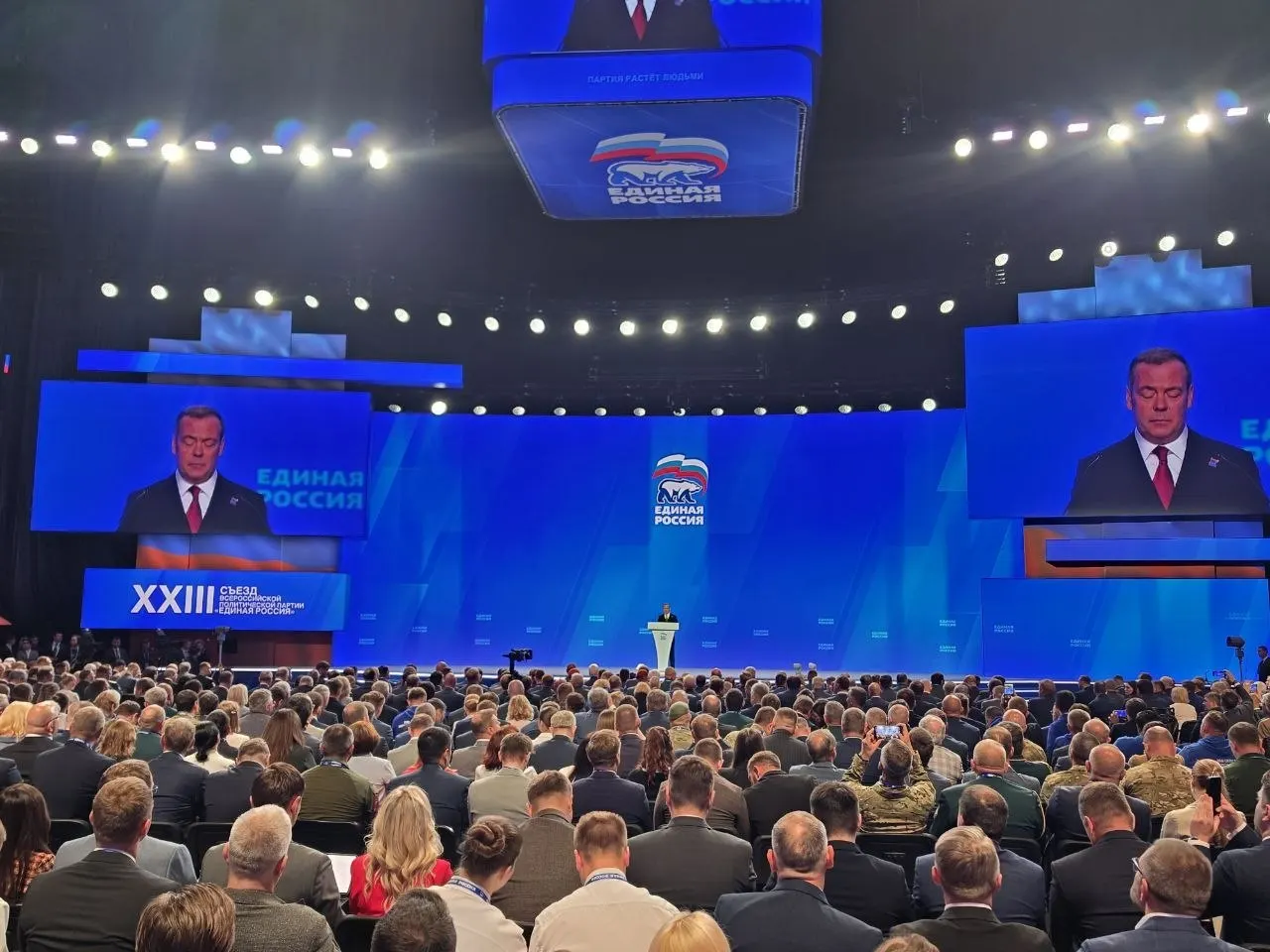 На съезде партии лидер назвал первых пятерых кандидатов в федеральной части списка перед выборами в Госдуму, на съезде также выступил президент.