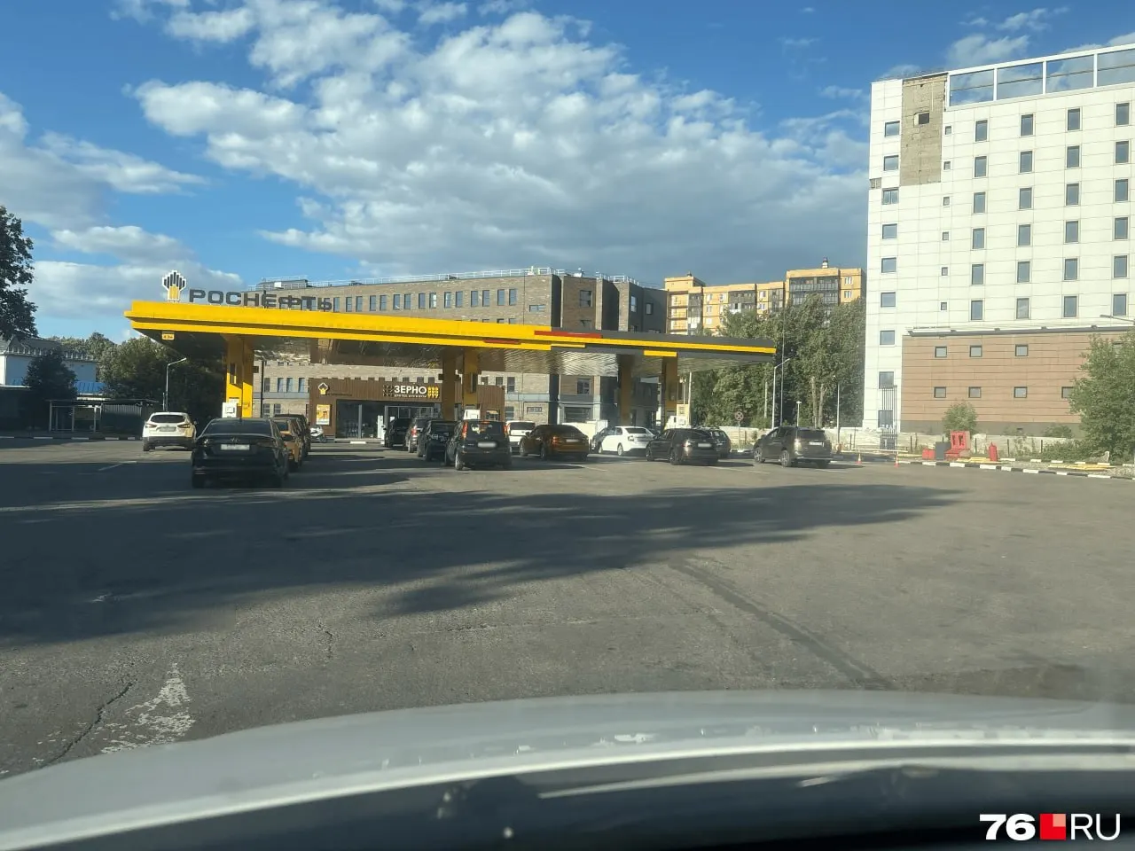 Автомобилист объехал четыре АЗС в Красноперекопском и Фрунзенском районах Ярославля и рассказал, где есть топливо и по каким ценам.