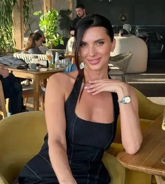 Жительница Владивостока Яна Молчанова выиграла национальный конкурс красоты, в котором участвовали 155 конкурсанток; её сравнивают с актрисой Сандрой Буллок.
