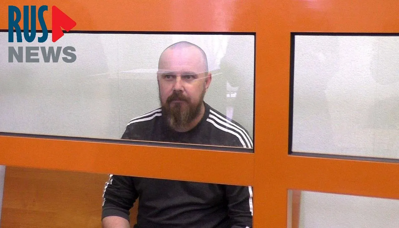 В суде мужчина подтвердил, что разместил ссылку, но утверждает, что не занимался «пропагандой» — якобы хотел сохранить видео в «Избранное». Прокурор зачитал личные переписки и сообщил о наличии данных о его связях; Апестин внесён в перечень Росфинмониторинга.