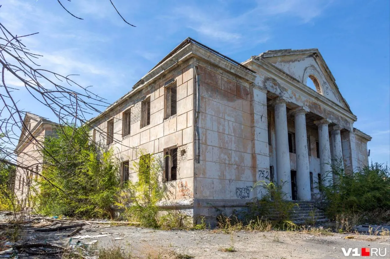 В Волгограде разобрали построенный в 1969 году дворец культуры «Дружба». Здания признали неисправимыми и продали застройщику; планы на место стройки не раскрывают.