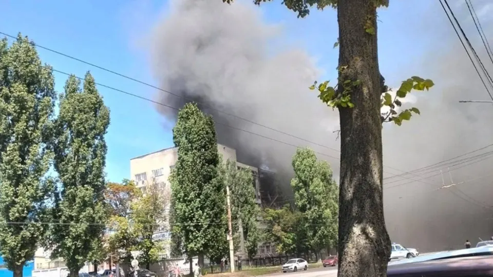 Губернатор сообщил о пяти погибших и нескольких десятках пострадавших после удара по промышленному объекту в левобережной части Воронежа; власти пообещали выплаты семьям погибших и пострадавшим.