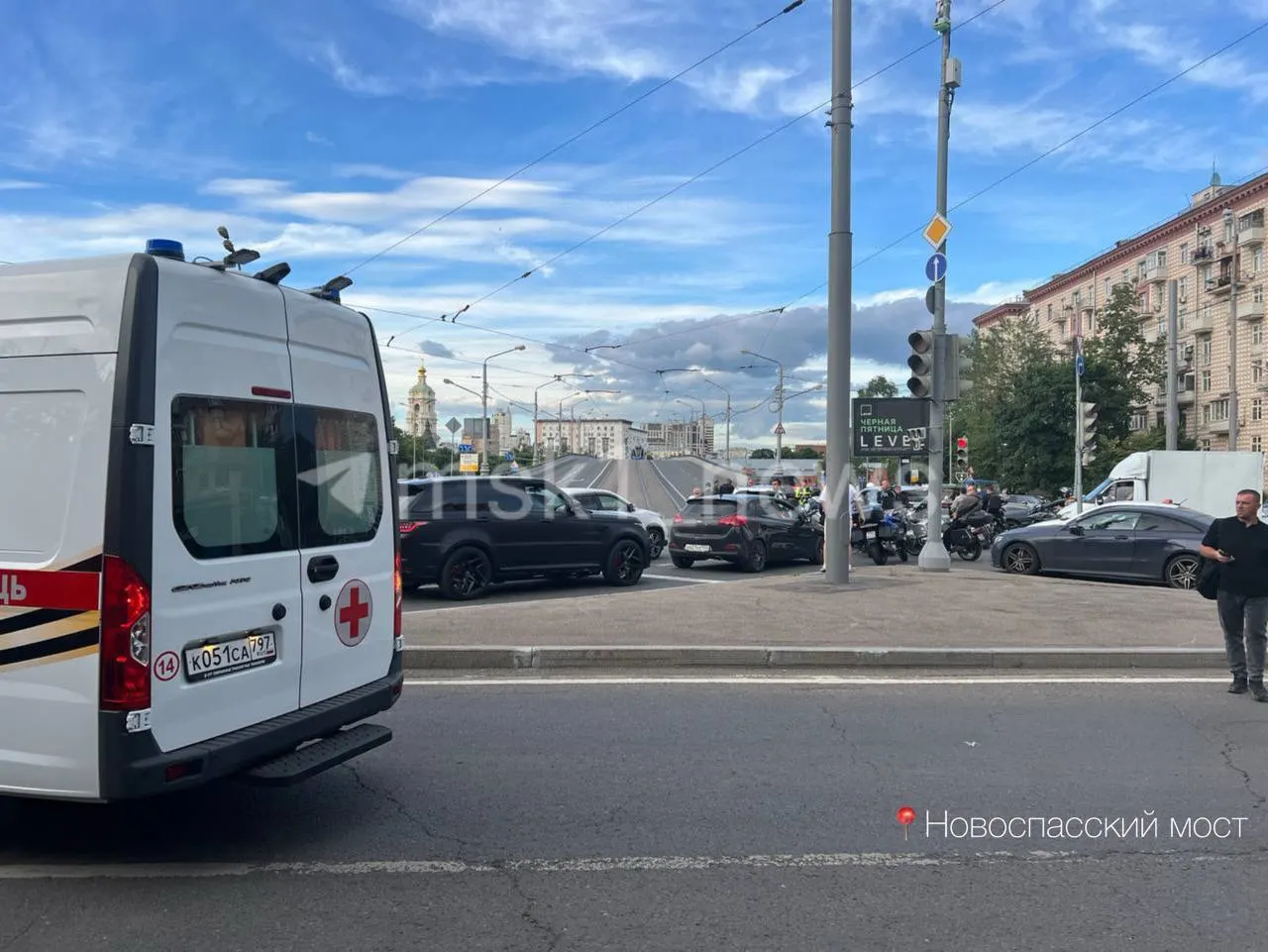Из‑за перекрытия Новоспасского моста автомобили не пропускают: по мосту курсируют только трамваи. В результате в городе образовались крупные заторы — уровень пробок оценивают в 8 баллов из 10.