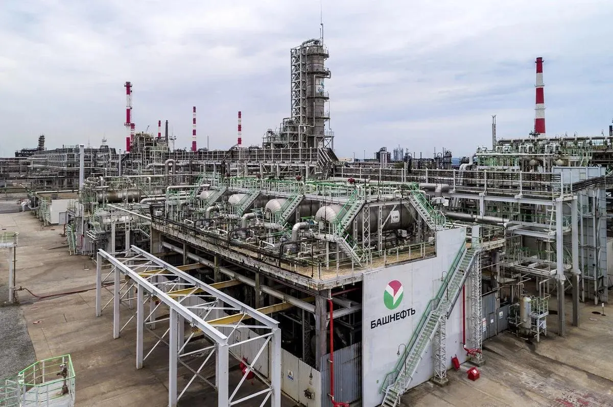 Власти республики завершили продажу пакета акций «Башнефти» за 14,8 млрд рублей — выручка покроет почти две трети дефицита бюджета 2026 года, рост которого связан с расходами на поддержку участников СВО. После объявления о сделке по региону прошли удары беспилотников и начался отток топлива.