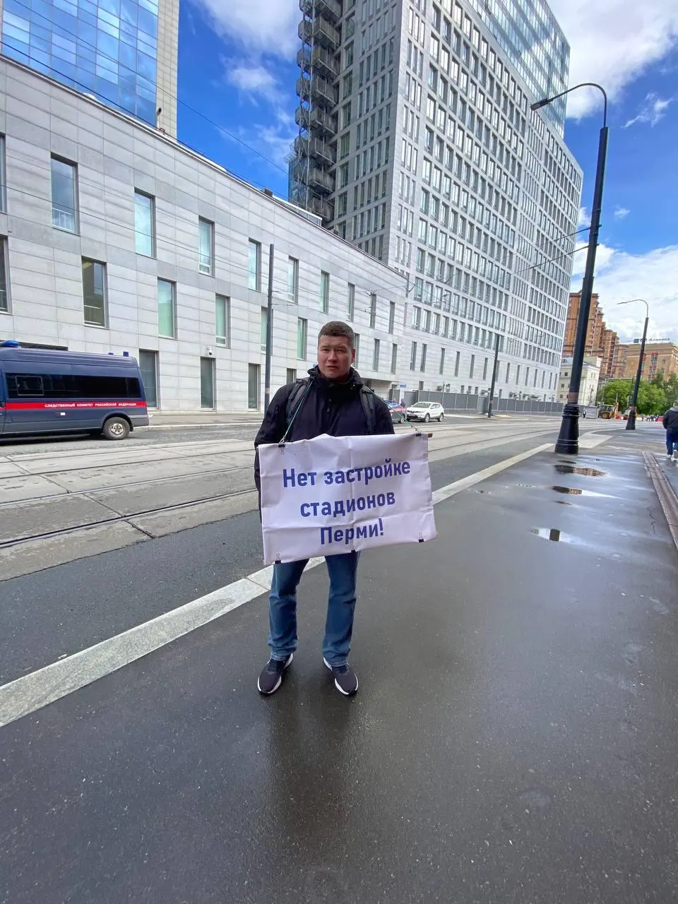 Александр Зинин организовал одиночный пикет у здания Следственного комитета, требуя приостановить проекты застройки спортивных территорий и проверить подготовительные работы на участке Трудовых резервов.