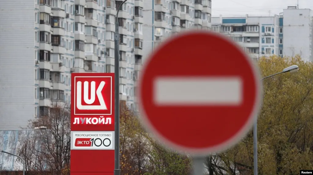 Ряд сетей заправок ограничил отпуск бензина и дизельного топлива в одни руки из‑за рыночной ситуации и перебоев с поставками; величина лимита различается по регионам и операторам.
